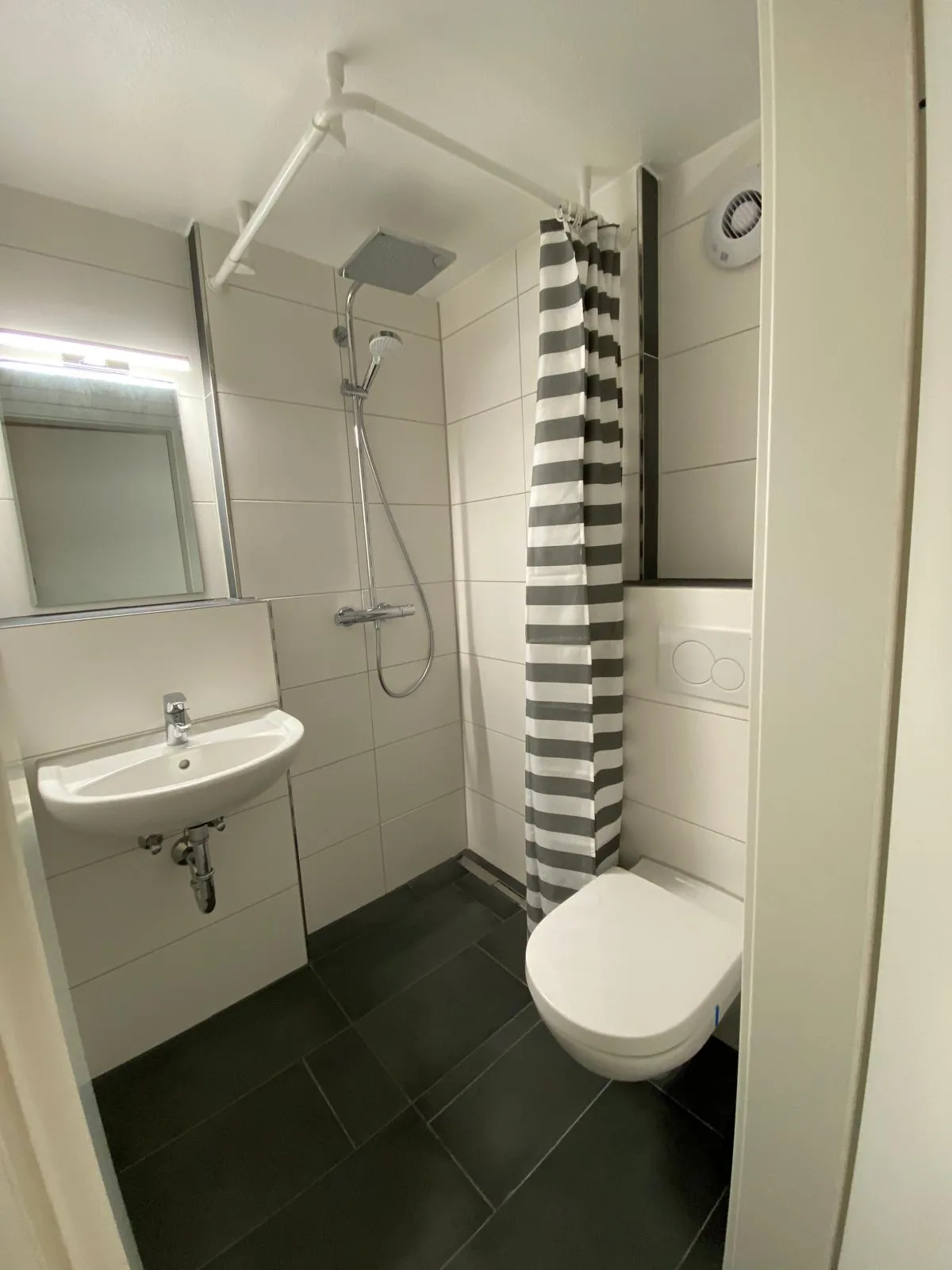 Badezimmer mit Dusche im Haus 101 in Gundelsheim