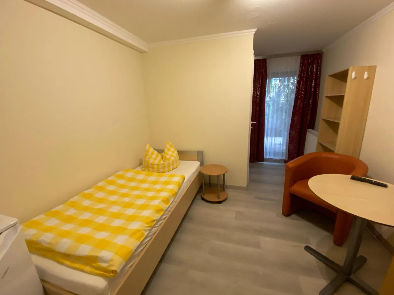 Einzelzimmer mit Balkonzugang im Haus 101 in Gundelsheim
