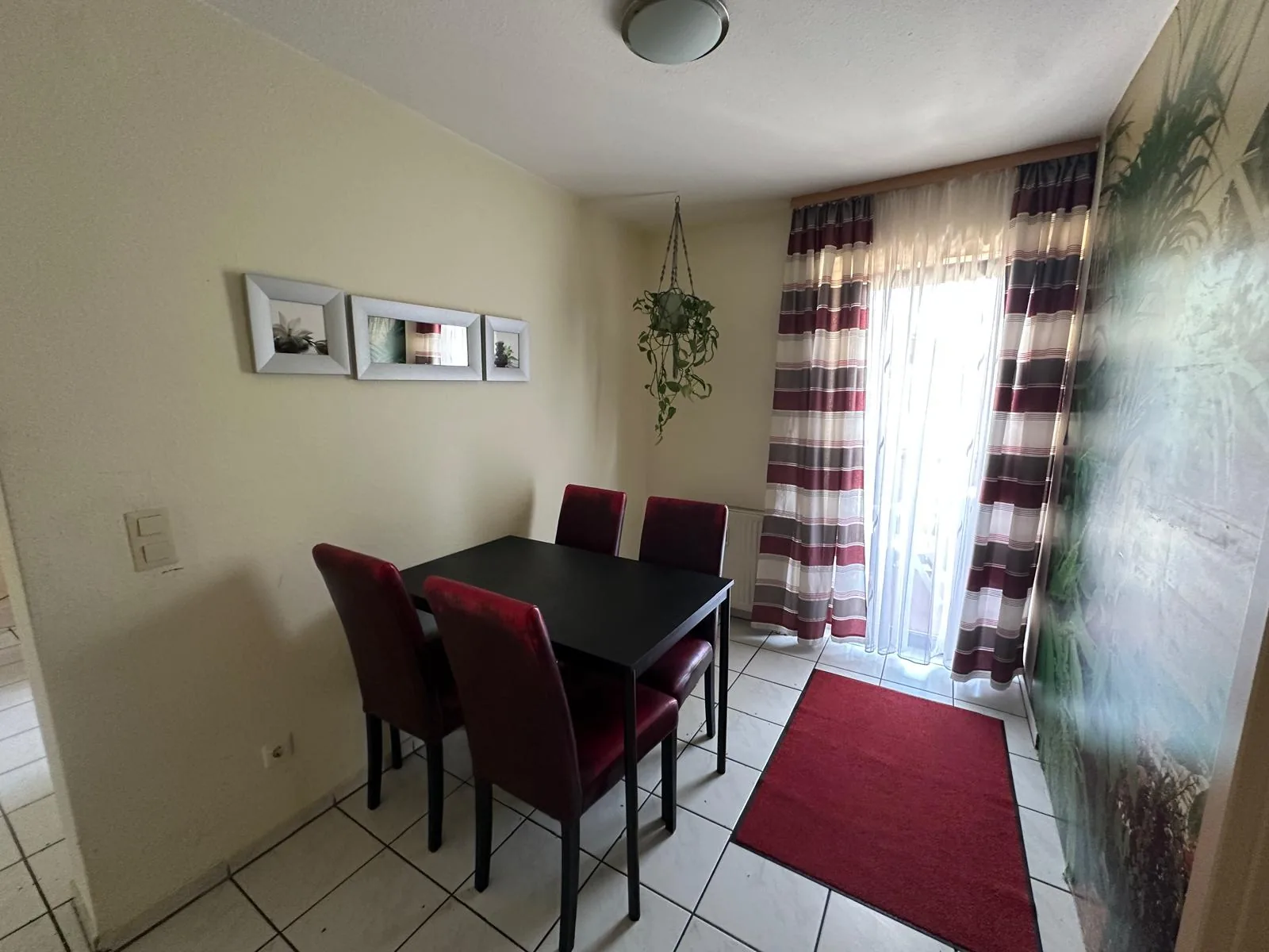 Essbereich mit Esstisch und Balkonzugang in Haus 103 in Gundelsheim Essbereich mit Esstisch und Balkonzugang in Haus 103 in Gundelsheim