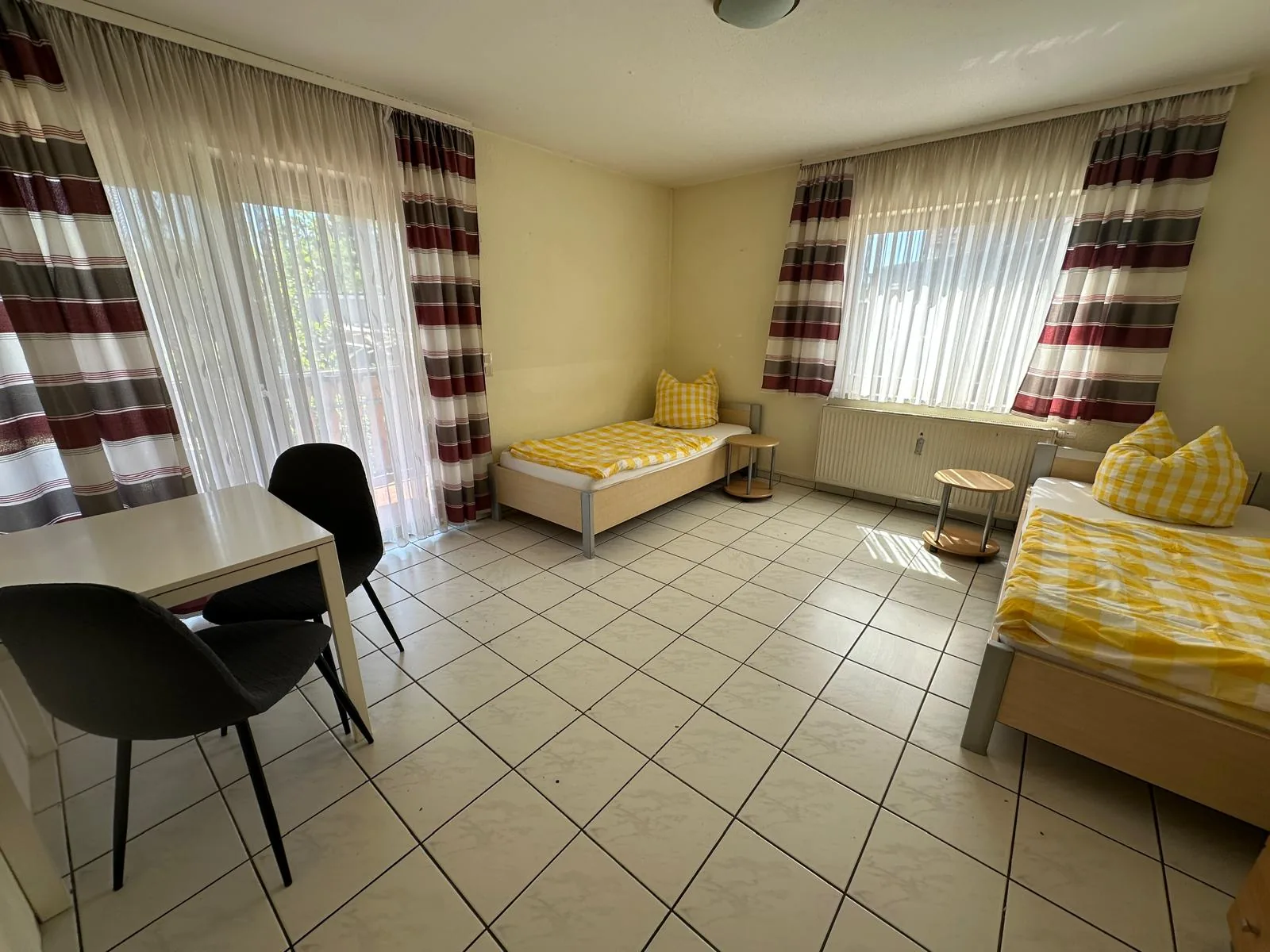 Schlafzimmer mit zwei Einzelbetten und Balkonzugang in Haus 103 in Gundelsheim Schlafzimmer mit zwei Einzelbetten und Balkonzugang in Haus 103 in Gundelsheim
